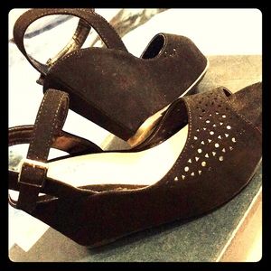 Bonibel size 7.5 velvet wedges